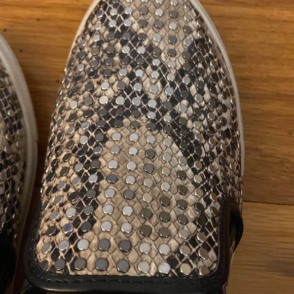 Steve Madden Women’s Snake Skin Studded Slip On Shoes Size 7.5 - Picture 7 of 8